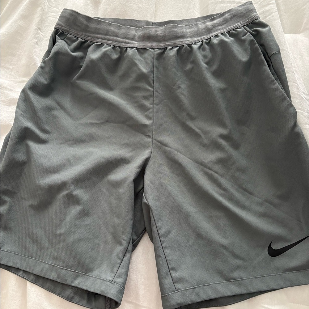 Nike Men's Light Gray Athletic Shorts . Features zippered pockets as well - Picture 2 of 10